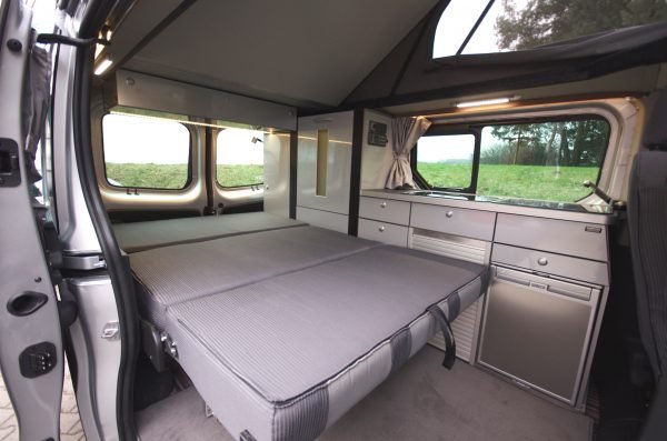 Reimo-Renault-Trafic-TrioStyle-KR-Interieur-Schlafen Klupa za sjedenje/spavanje VarioTech 3000 za VW T5/T6
